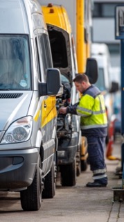 man repair a van widrive fleet service